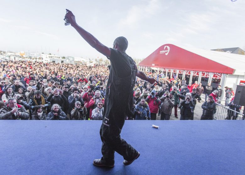 ARRIVÉE EN MER DU VAINQUEUR DU VENDÉE GLOBE – AVEC LA COMPAGNIE VENDÉENNE