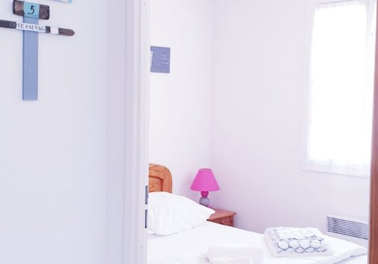 BEACHFRONT APARTMENT – RESIDENCE STANDING – SWIMMING POOL